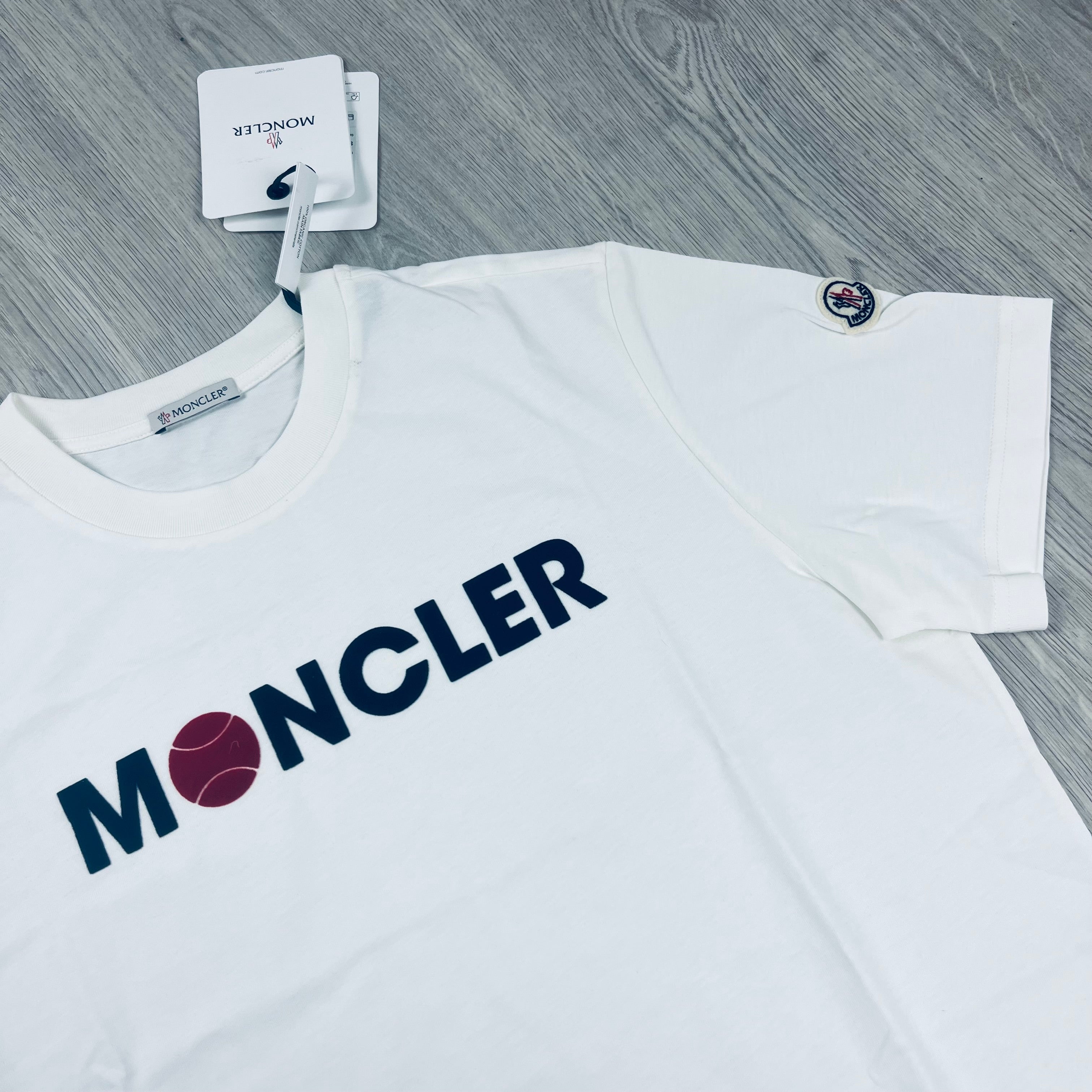 Moncler ロゴ入り ホワイトTシャツ MONCLER モンクレール ロゴ クルーネック 半袖 Tシャツ ホワイト 白