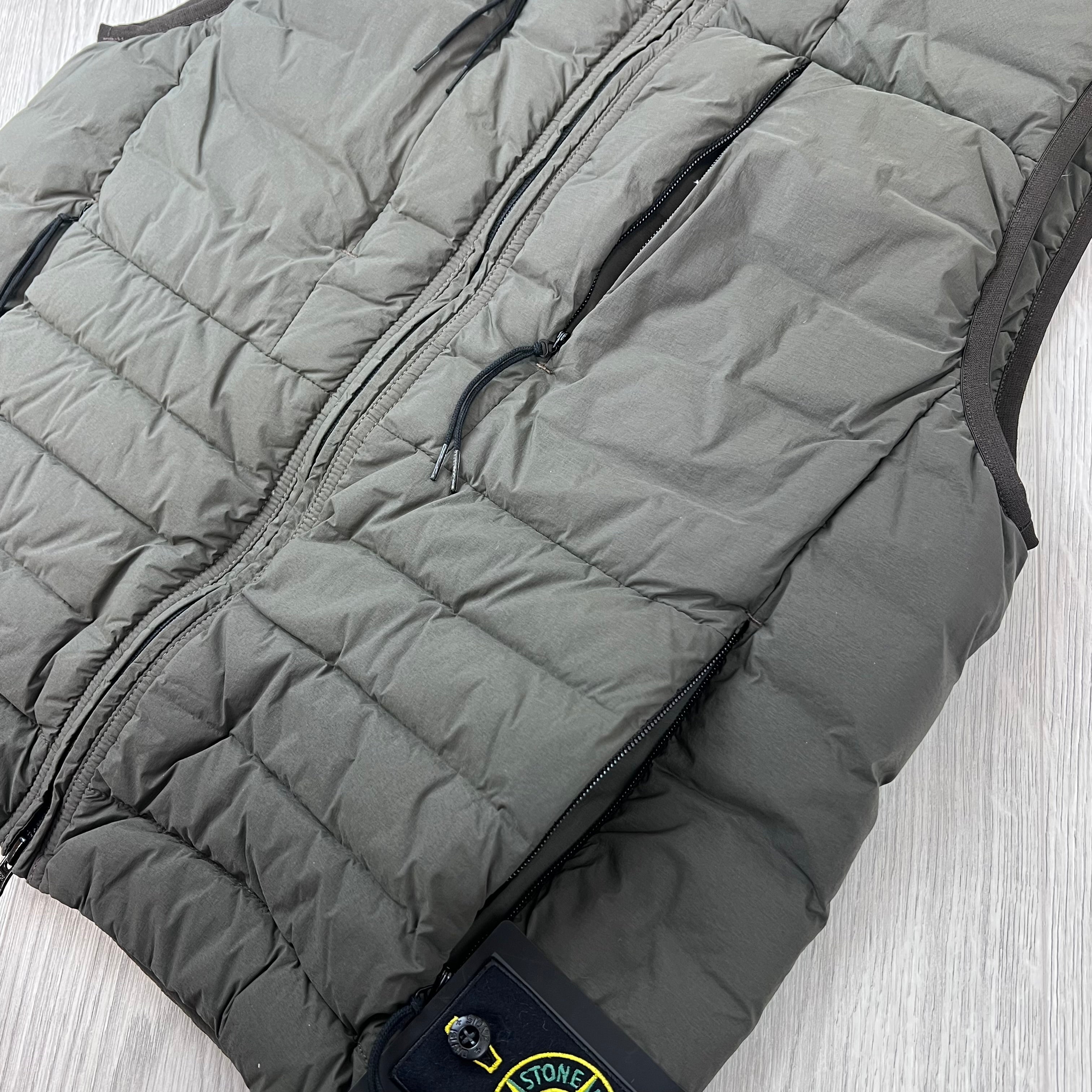 Angled view of the quilted down padding on a Stone Island Seamless Tunnel Nylon Down-TC Down Gilet in Coal Grey. 